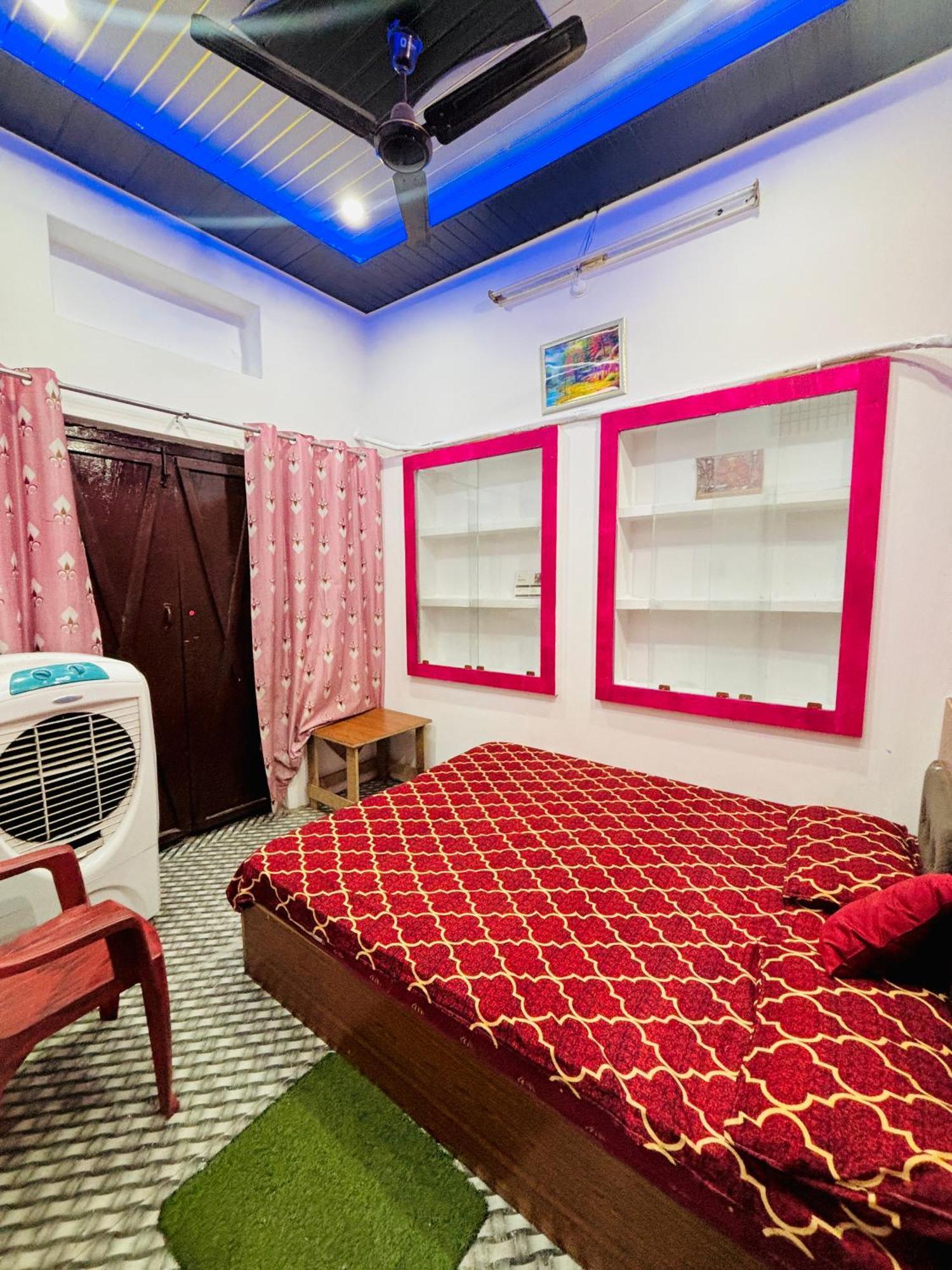 ורנאסי Shivalay Paying Guest House מראה חיצוני תמונה