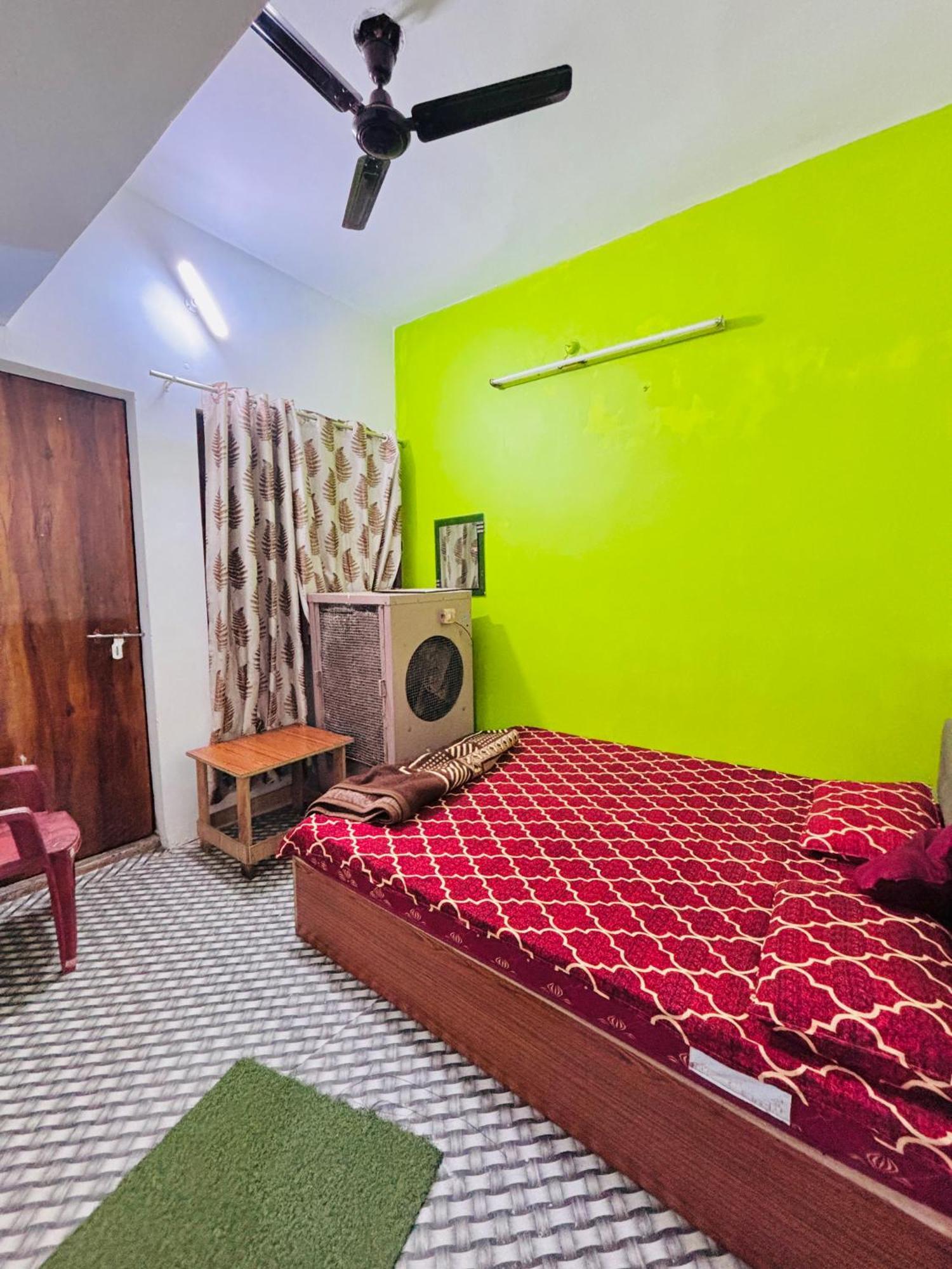 ורנאסי Shivalay Paying Guest House מראה חיצוני תמונה